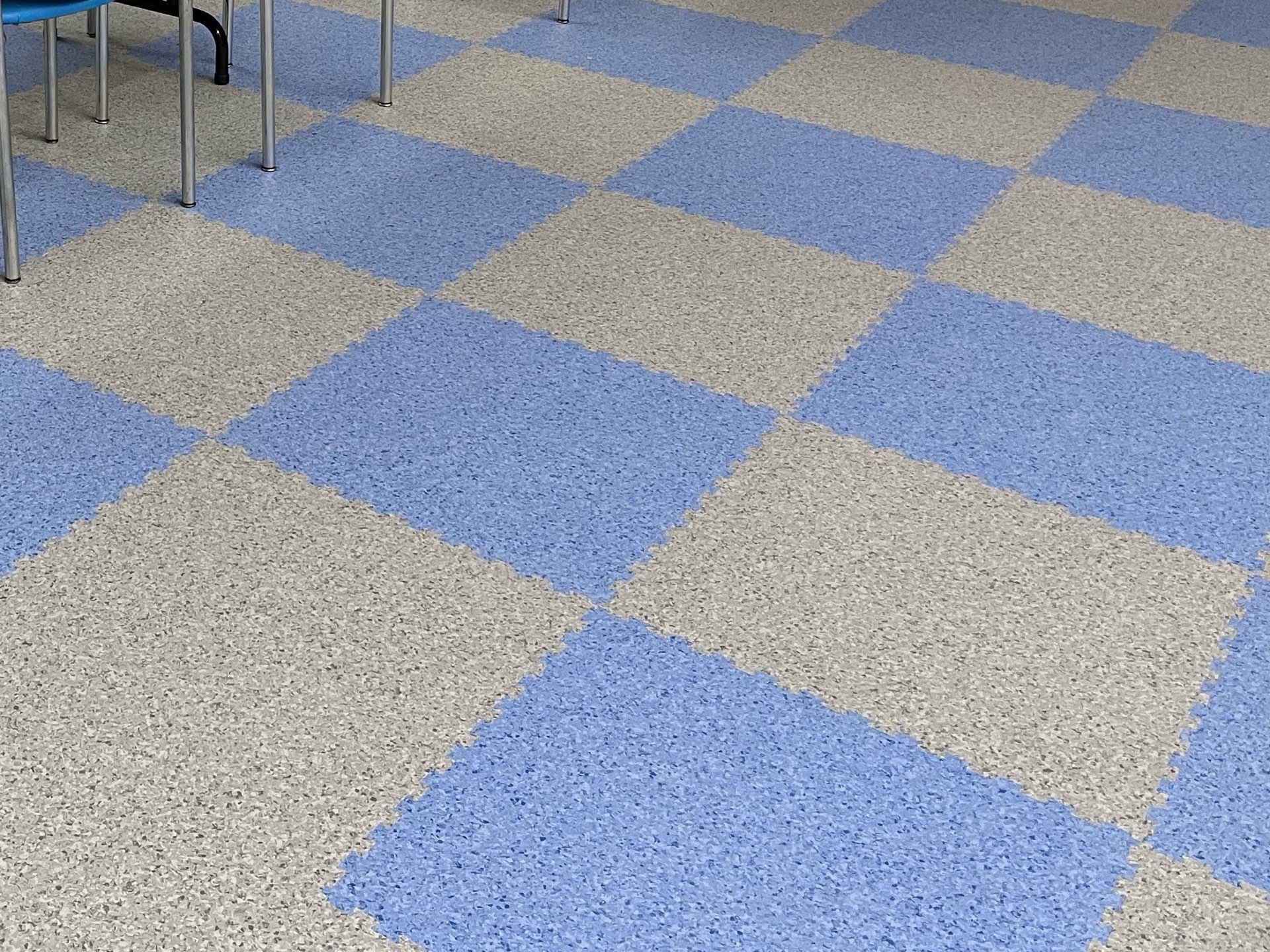 Spielhalle mit blau-hellblauem Schachbrettmuster aus Puzzleplatten