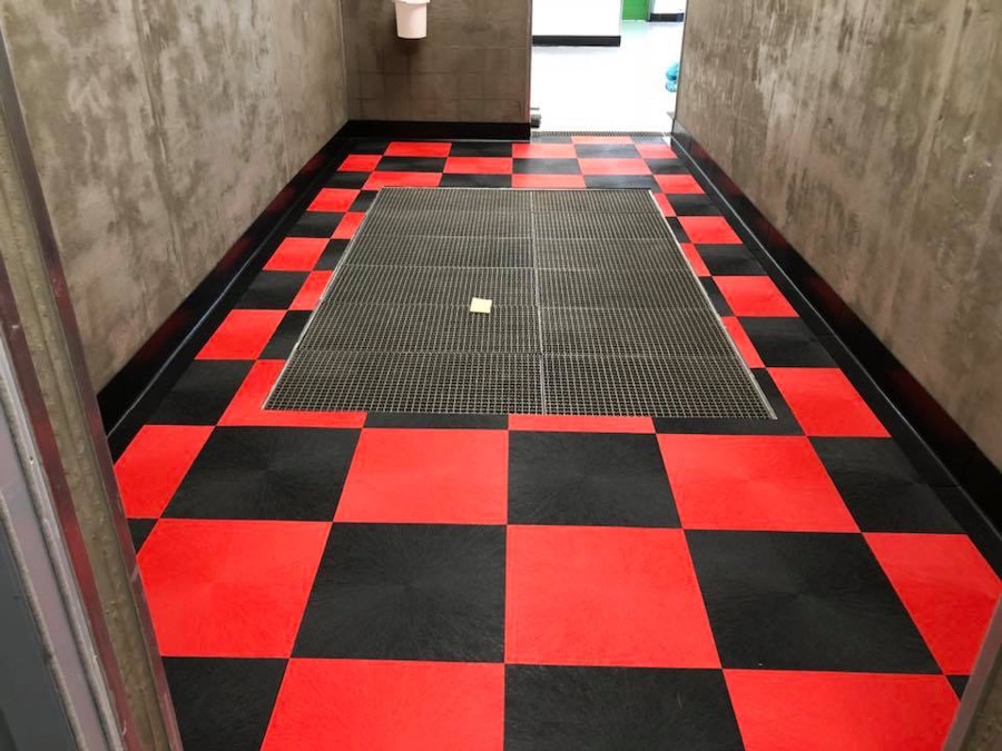 Bodenfläche im Schachbrettmuster in Rot und Schwarz