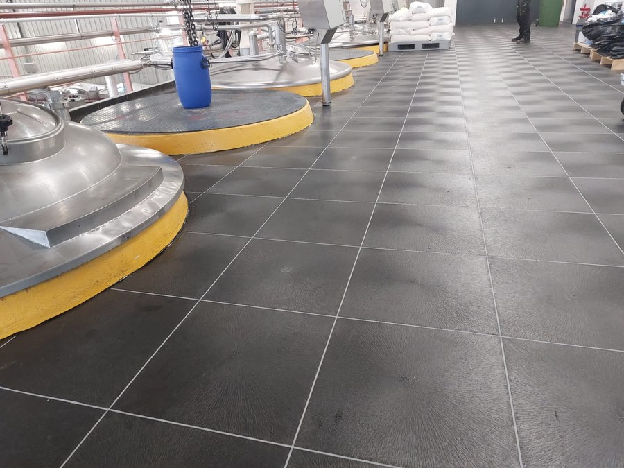 Fertig verschweißte dunkle Bodenfläche in einem Produktionsbetrieb